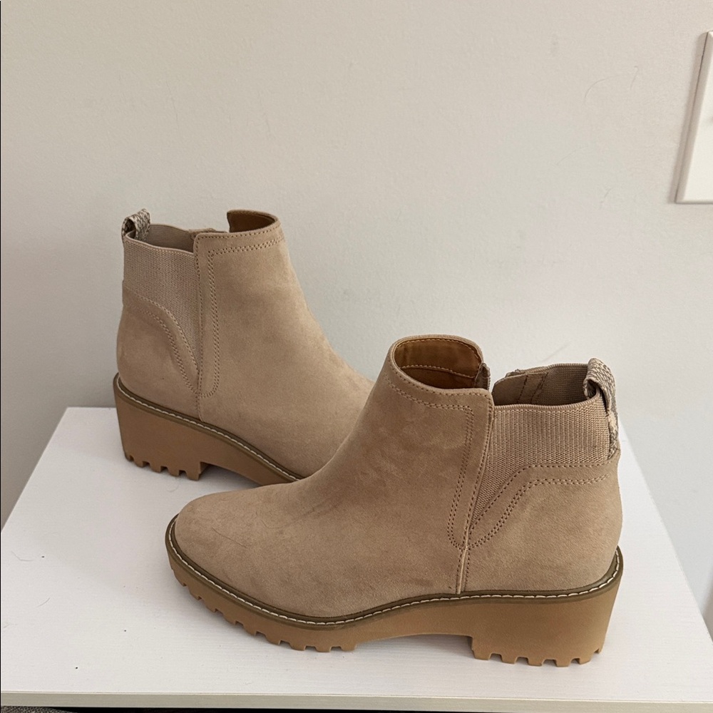 Universal Thread Light Brown Ankle Booties